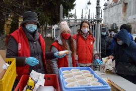 Voluntarii Caritas Catolica vor împărți mâncare nevoiașilor și în februarie
