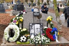 Legendele nu mor niciodată! Cel mai iubit antrenor român, Emeric Ienei, a fost înmormântat la Oradea cu onoruri militare, torțe roșii și discursuri emoționante (FOTO/VIDEO)