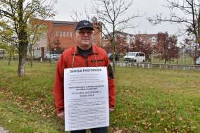 Un orădean a protestat de unul singur în fața Universității Baptiste Emanuel, denunțând „minciuna drăcească” a conducerii comunității (FOTO)