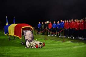 FOTO / VIDEO Aplauze pentru Emeric Ienei, pe stadionul din Oradea: „Puțini știu să pătrundă în sufletele jucătorilor, cum o făcea nea Imi”