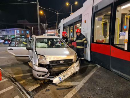 Accident între un autoturism și un tramvai în Oradea. Circulație restricționată la intersecția Decebal - Calea Aradului (FOTO)