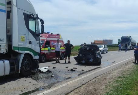Accident cu trei maşini şi un camion la ieşire din Oradea. Trafic îngreunat (FOTO)
