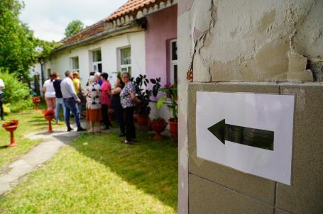 Ziua alegerilor în Finiş, unde primarul PSD şi-a înscris nevasta în cursa electorală. Comuna arată dezolant, Primăria a devenit afacere de familie (FOTO)