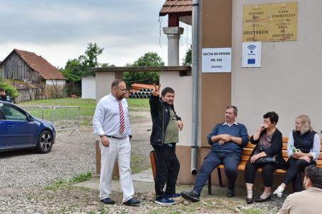 „Țara lui Sorban”: Susținători ai primarului UDMR din Lugașu de Jos au intrat cu „nevăzători” în cabinele de vot, BIHOREANUL a fost scos din secția de votare (FOTO)