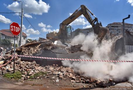 Fac loc pasajului subteran! A început demolarea caselor de la intersecţia străzilor Tudor Vladimirescu cu Decebal din Oradea (FOTO)