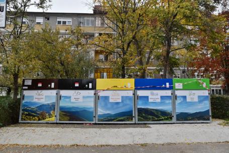 Tot mai multe eco-insule în jurul blocurilor, dar fără influențe în facturi. Până anul viitor, plata salubrității la blocuri nu se schimbă (FOTO)