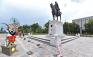 Voievod la apă: Pietrarii italieni, puși să refacă pavajul în jurul statuii lui Mihai Viteazul