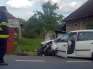 Accident în Drăgeşti: o mașină s-a lovit de gardul unei case, o femeie a fost rănită
