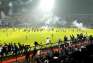 Meci de fotbal cu final tragic: Peste 170 de persoane au murit, după ce fanii celor două echipe s-au luat la bătaie (VIDEO)