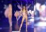 O româncă a defilat în show-ul Victoria's Secret, alături de Adriana Lima, Gigi Hadid, Kate Moss și Carla Bruni (FOTO/VIDEO)